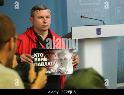 23 juillet 2019 - Kiev, Ukraine - Un homme tient une pancarte qui dit ''qui tue Pavel'' lors du rapport du chef de la police nationale ukrainienne Serhiy Knyazev au président ukrainien Volodymyr Zelensky sur l'enquête sur le meurtre du journaliste Pavel Sheremet, à Kiev, Ukraine, le 22 juillet 2019. Pavel Sheremet était un journaliste russe et ukrainien d'origine biélorusse, assassiné à Kiev le 20 juillet 2016 dans l'explosion d'une voiture. (Crédit image : © Sergii Kharchenko/ZUMA Wire) Banque D'Images