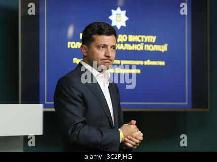 23 juillet 2019 - Kiev, Ukraine - le président de l'Ukraine Volodymyr Zelensky écoute le rapport du chef de la police nationale de l'Ukraine Serhiy Knyazev sur l'enquête sur le meurtre du journaliste Pavel Sheremet, à Kiev, Ukraine, le 22 juillet 2019. Pavel Sheremet était un journaliste russe et ukrainien d'origine biélorusse, assassiné à Kiev le 20 juillet 2016 dans l'explosion d'une voiture. (Crédit image : © Sergii Kharchenko/ZUMA Wire) Banque D'Images