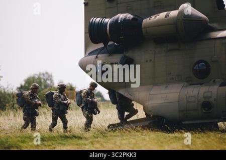 18 juillet 2019 - Italie - des parachutistes de l'armée américaine affectés au bataillon du génie de la 54e brigade de la 173e brigade aéroportée ont effectué une série de sauts de compétence au-dessus de la zone de chute de Juliet, en Italie, le 18 juin 2019. La 173e Brigade aéroportée est la Force de réponse de contingence de l'armée américaine en Europe, fournissant des forces rapidement déployables dans les zones de responsabilité des commandements centraux, de l'Europe et de l'Afrique des États-Unis. Déployée en avant en Italie et en Allemagne, la brigade s’entraîne régulièrement aux côtés des alliés et des partenaires de l’OTAN pour établir des partenariats et renforcer l’alliance. (Crédit image : © U.S. Army/ZUMA Wire Banque D'Images
