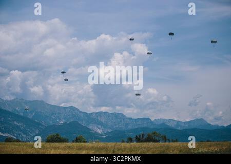 17 juillet 2019 - Italie - les parachutistes de l'armée américaine affectés au bataillon du génie de la 54e brigade de la 173e brigade aéroportée ont effectué une série de sauts de compétence au-dessus de la zone de chute de Juliet, en Italie, le 18 juin 2019. La 173rd Airborne Brigade est la Armyâ force de réponse de contingence des États-Unis en Europe, fournissant des forces rapidement déployables dans les zones de responsabilité des commandements centraux, en Europe et en Afrique des États-Unis. Déployée en avant en Italie et en Allemagne, la brigade s’entraîne régulièrement aux côtés des alliés et des partenaires de l’OTAN pour établir des partenariats et renforcer l’alliance. (Crédit image : © U.S. Army/ZUMA Banque D'Images