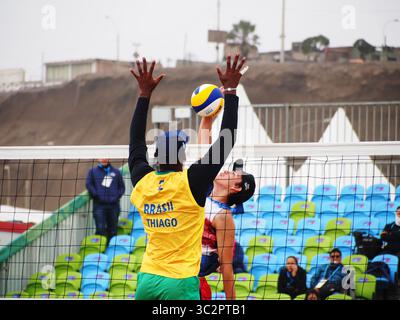 24 juillet 2019, Lima, Lima, Pérou : Beach volley; Thiago Dealtry du Brésil (F) et Victor Alpizar (B) du Costa Rica en action dans une ronde préliminaire aux Jeux panaméricains de Lima 2019 (image crédit : © Carlos Garcia Granthon/ZUMA Wire) Banque D'Images