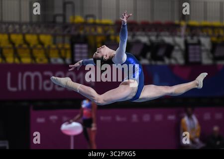 24 juillet 2019, Lima, Pérou : SIMONA CASTRO, du Chili, s'entraîne sur l'exercice au sol pendant l'entraînement sur le podium avant la compétition qui a lieu au Polideportivo Villa El Salvador à Lima, Pérou. (Crédit image : © Amy Sanderson/ZUMA Wire) Banque D'Images
