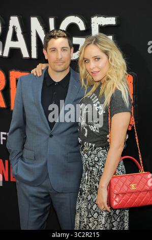 25 juillet 2019, New York City, NY, États-Unis : Jason Biggs et Jenny Mollen assistent à la première finale de la saison 'Orange is the New Black' à New York. (Crédit image : © Efren Landaos/SOPA images via ZUMA Wire) Banque D'Images