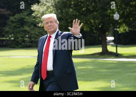 24 juillet 2019, Washington, DC, États-Unis d’Amérique : le président américain Donald Trump fait un geste de la presse avant d’embarquer sur Marine One pour commencer son voyage en Virginie-occidentale sur la pelouse sud de la Maison Blanche le 24 juillet 2019 à Washington, DC. (Crédit image : © Joyce N. Boghosian via ZUMA Wire) Banque D'Images