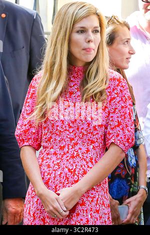 24 juillet 2019, Londres, Royaume-Uni : la petite amie du nouveau premier ministre britannique Boris Johnson, Carrie Symonds, attend l'arrivée de Boris à Downing Street. Boris Johnson a été élu nouveau chef du Parti conservateur et unioniste et il sera le 77e premier ministre britannique. La première ministre sortante Theresa May a démissionné tôt aujourd'hui. (Crédit image : © Steve Taylor/SOPA images via ZUMA Wire) Banque D'Images