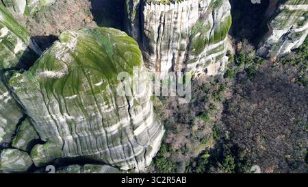 Météores est une région rocheuse avec des monastères près de Kalambaka, en Grèce. Banque D'Images