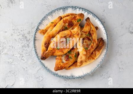 Plats de la cuisine turque traditionnelle ; Mini pita avec de la viande hachée - nom turc ; Kiymali mini PIDE Banque D'Images