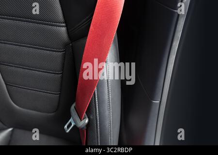 Ceinture de sécurité rouge et noire de voiture Banque D'Images