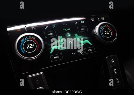 Système de commande de climatisation de rangée de sièges arrière de voiture moderne et futuriste avec écran tactile. Moniteur avec réglage de la régulation CA de la voiture Banque D'Images