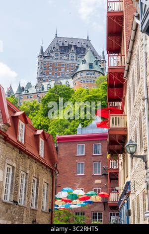 Allée des parapluies, les parapluies emblématiques de la rue du Cul-de-sac dans le quartier petit Champlain historique du Vieux-Québec, Canada. Banque D'Images