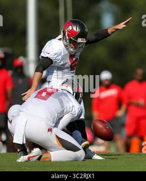 Le 28 juillet 2019, à Tampa, Floride, USA : Tampa Bay Buccaneers kicker Caire Santos (5) coups au cours de camp d'entraînement à l'AdventHealth Centre de formation sur le 28 juillet 2019, à Tampa, en Floride. (Crédit Image : © Monica Herndon/Tampa Bay Times via Zuma sur le fil) Banque D'Images