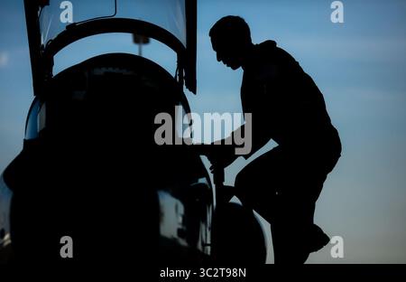 1er août 2019, Houston, Texas, USA : publié aujourd'hui : RAJA CHARI, astronaute candidat de la NASA, grimpe dans un avion T-38 de la NASA, vendredi 12 juillet 2019, à Ellington Field à Houston, Texas. Chari a été sélectionné par la NASA pour rejoindre la classe candidate astronaute 2017 et est entré en service en août 2017. Originaire de l'Iowa, il est diplômé de l'US Air Force Academy en 1999 avec une licence en génie astronautique et en sciences de l'ingénieur. Il a obtenu une maîtrise en aéronautique et astronautique du Massachusetts Institute of Technology et est également diplômé de la Naval test Pilot School des États-Unis. Banque D'Images