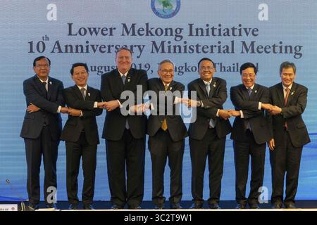1er août 2019, Bangkok, Thaïlande : le secrétaire d'État américain Mike Pompeo, troisième gauche, participe à une photo de famille ministérielle de l'Initiative du Bas-Mékong le 1er août 2019 à Bangkok, Thaïlande. Les ministres des Affaires étrangères de gauche à droite sont : le ministre cambodgien des Affaires étrangères Prak Sokhonn, le ministre lao des Affaires étrangères Saleumxay Kommasith, le secrétaire d'État américain Mike Pompeo, le ministre thaïlandais des Affaires étrangères Don Pramudwinai, le ministre des Affaires étrangères du Myanmar Kyaw Tin et le ministre vietnamien des Affaires étrangères Pham Binh Minh (crédit image : © Ron Przysucha via ZUMA Wire) Banque D'Images