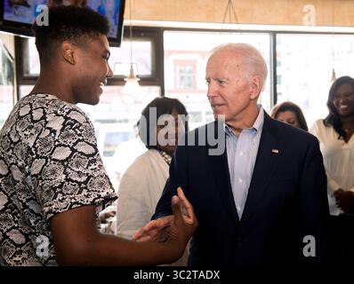 01 août 2019, Detroit, Michigan, États-Unis : L'ancien vice-président JOE BIDEN salue James Heath, 16 ans, de Detroit, s'arrête pour une bouchée lors d'une visite à Detroit One Coney Island le lendemain du deuxième des deux débats démocrates. (Crédit image : © Brian Cahn/ZUMA Wire) Banque D'Images