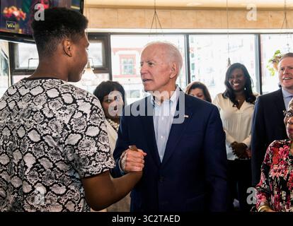 1er août 2019, Detroit, Michigan, États-Unis : L'ancien vice-président JOE BIDEN salue James Heath, 16 ans, de Détroit, s'arrête pour une bouchée lors d'une visite à Detroit One Coney Island le lendemain du deuxième des deux débats démocrates. (Crédit image : © Brian Cahn/ZUMA Wire) Banque D'Images
