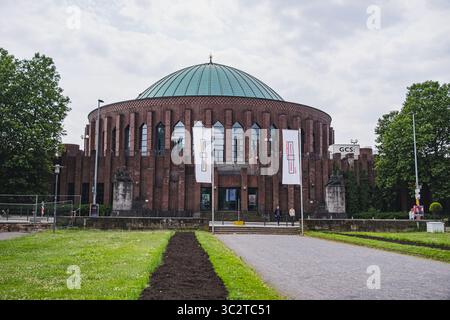 Vue de face de Tonhalle Dusseldorf avec façade en briques et dôme Banque D'Images