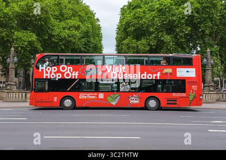 Bus rouge à impériale pour la promotion des visites de la ville de Dusseldorf garé sur Koenigsallee Banque D'Images