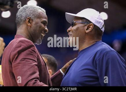 Samedi 3 août - Charles Oakley, entraîneur-chef de Killer 3, salue l'ancien Bear Richard dent avant le match Big3 entre Killer 3's vs Bivouac à l'Allstate Arena de Rosemont, il. Gary E. Duncan SR/CSM(image de crédit : &copy ; Gary E Duncan SR/CSM via ZUMA Wire) Banque D'Images