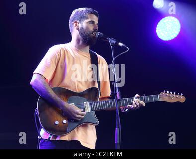 3 août 2019, Cambridge, Royaume-Uni : un musicien anglais, chanteur et auteur-compositeur, Nick Mulvey effectue le jour deux de la célèbre Cambridge Folk Festival au Cherry Hinton Hall à Cambridge. (Crédit Image : © Keith Mayhew/SOPA des images à l'aide de Zuma sur le fil) Banque D'Images