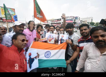 Le 5 août 2019 : les partisans du BJP célèbrent après que le ministre de l'intérieur de l'Union, Amit Shah, a présenté la proposition de supprimer l'article 370 dans l'État du Jammu-et-Cachemire, à Prayagraj, le lundi 5 août 2019. (Crédit image : © Prabhat Kumar Verma/ZUMA Wire) Banque D'Images