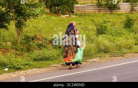 Lambadi Banjaaran femme marchant le long de rural Roadside en tenue traditionnelle Banque D'Images