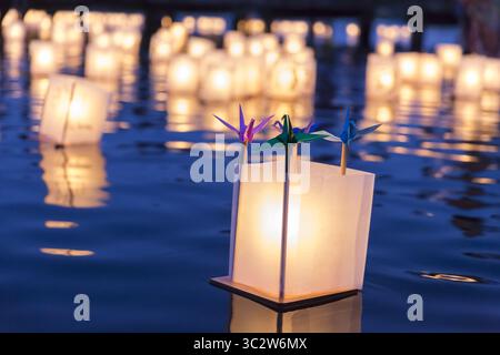 6 août 2019, Seattle, Washington, États-Unis : une lanterne en papier avec des grues en origami flotte dans le lac lors de la cérémonie de flottement Toro Nagashi Lantern à Seattle, Washington, le 6 août 2019. â€œFrom Hiroshima to Hopeâ€ a lieu en mémoire des victimes de la bombe atomique à l'occasion de l'anniversaire du bombardement d'Hiroshima, au Japon. La cérémonie, organisée par un rassemblement d'organisations de paix, de religion, de libertés civiles et de patrimoine culturel, honore les victimes des bombardements d'Hiroshima et de Nagasaki, ainsi que toutes les victimes de violence. C'est une adaptation d'un ancien rituel bouddhiste japonais, le Toro Nagashi, en whic Banque D'Images