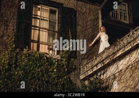 DATE DE SORTIE : 23 août 2019 TITRE : Ready or Not STUDIO : Fox Searchlight Pictures RÉALISATEUR : Matt Bettinelli-Olpin, Tyler Gillett INTRIGUE : la nuit de noces d'une mariée prend une tournure sinistre lorsque sa nouvelle belle-famille excentrique la force à prendre part à un jeu terrifiant. EN VEDETTE : SAMARA TISSANT en tant que Grace. (Crédit image : © Fox Searchlight Pictures/Entertainment Pictures/ZUMAPRESS.com) Banque D'Images