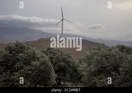 8 août 2019, Manjil, Gilan, IRAN : une vue de Rudbar et Manjil parc éolien à Manjil, province de Gilan, Iran. Harzvil Siahpoush, Manjil, et Rudbar les parcs éoliens sont parcs éoliens situés dans la région de Gilan, Iran. En 1995, les gouverneurs de l'Iran a décidé d'utiliser les énergies renouvelables en Iran et a commencé à développer des parcs éoliens dans la région Manjil. Ils commencent par l'installation d'un réservoir Nord NTK-500/37 éolienne. Ils ont ajouté d'autres produits d'Nordtank NTK comme-300/35 et NTK-550/42. Le développeur a été l'Iran les énergies renouvelables (SUNA) comme représentant de TAVANIR, et ils ont choisi comme Saba-Niroo fabricant iranien à Banque D'Images