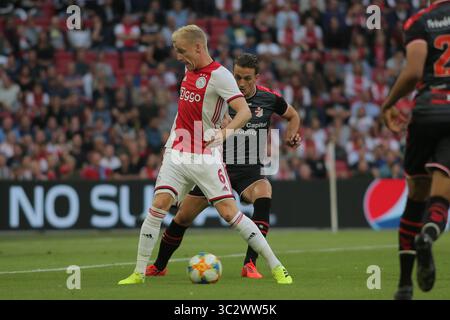 10 août 2019, Amsterdam, pays-Bas : Donny van de Beek (Ajax) contrôle le ballon lors du match entre Ajax Amsterdam et Emmen pour le 2ème tour de l'Eredivisie néerlandaise. (Crédit image : © Federico Guerra Maranesi/ZUMA Wire) Banque D'Images