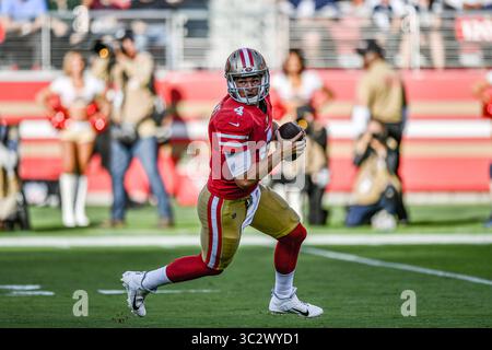 10 août 2019 : le quarterback des 49ers de San Francisco Nick Mullens (4) sort pour passer lors du match de pré-saison de la NFL entre les Cowboys de Dallas et les 49ers de San Francisco au stade Leviâ€™s de San Jose, en Californie. Chris Brown/CSM(image de crédit : &copy ; Chris Brown/CSM via ZUMA Wire) Banque D'Images