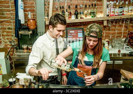 Sheregesh, Russie, 22 février 2017, Bartender Barman prépare des cocktails alcoolisés au bar Banque D'Images