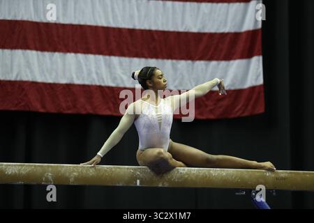 9 août 2019 : la gymnaste eMjae Frazier participe au premier jour de la compétition féminine junior aux championnats américains de gymnastique 2019, qui se tiennent à Kansas City, Missouri. Melissa J. Perenson/CSM(image de crédit : &copy ; Melissa J. Perenson/CSM via ZUMA Wire) Banque D'Images