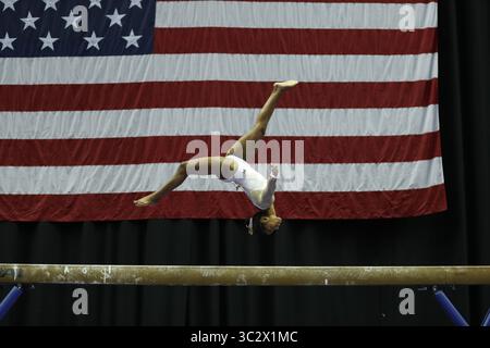 9 août 2019 : la gymnaste eMjae Frazier participe au premier jour de la compétition féminine junior aux championnats américains de gymnastique 2019, qui se tiennent à Kansas City, Missouri. Melissa J. Perenson/CSM(image de crédit : &copy ; Melissa J. Perenson/CSM via ZUMA Wire) Banque D'Images