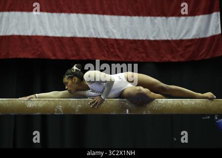 9 août 2019 : la gymnaste eMjae Frazier participe au premier jour de la compétition féminine junior aux championnats américains de gymnastique 2019, qui se tiennent à Kansas City, Missouri. Melissa J. Perenson/CSM(image de crédit : &copy ; Melissa J. Perenson/CSM via ZUMA Wire) Banque D'Images