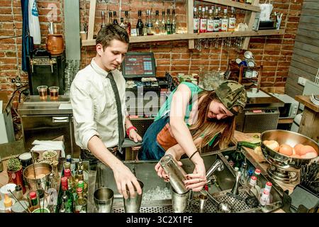 Sheregesh, Russie, 22 février 2017, Bartender Barman prépare des cocktails alcoolisés au bar Banque D'Images
