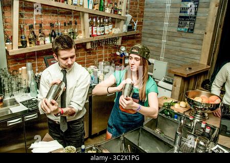Sheregesh, Russie, 22 février 2017, Bartender Barman prépare des cocktails alcoolisés au bar Banque D'Images