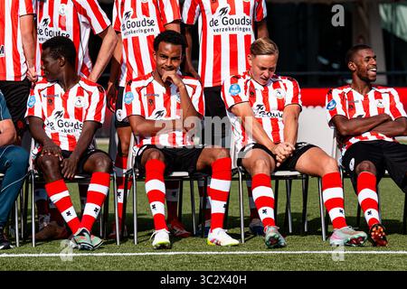 Rotterdam - Joshua Kitolano de Sparta Rotterdam, Marvin Young de Sparta Rotterdam, Julian Baas de Sparta Rotterdam, a déclaré Bakari de Sparta Rotterdam lors de la photocall 2025/2026 de Sparta Rotterdam au Sportcomplex Nieuw Terbregge le 24 juillet 2025 à Rotterdam, pays-Bas. (VK Sportphoto/Yannick Verhoeven) Banque D'Images