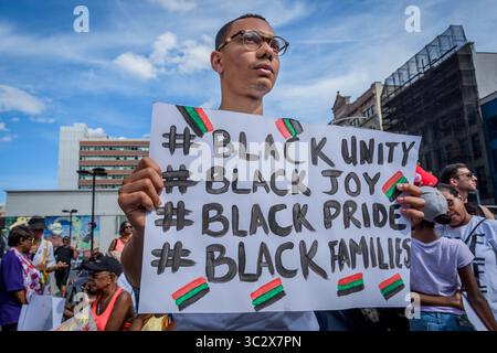 11 août 2019, New York, États-Unis : des résidents de New York, des militants, des organisateurs communautaires et des élus ont organisé un rassemblement à Adam Clayton Powell Jr. State Office Building le 11 août 2019, avant de se lancer dans une marche, qui a fait des arrêts à Frederick Douglas Circle, Museum of Natural History, Columbus Circle et culminé à Trump Tower ; pour émettre un avertissement aux responsables de la ville et de l'État pour résoudre les problèmes de longue date du désinvestissement public, du racisme institutionnel et de la criminalisation de la pauvreté. (Crédit image : © Erik McGregor/ZUMA Wire) Banque D'Images