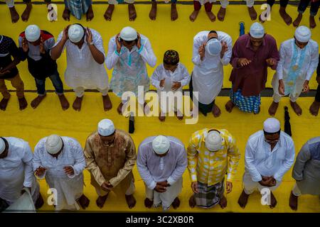 12 août 2019 : Kolkata, inde. 12 août 2019. Les musulmans prennent part à la prière du matin ou Namaz à l’occasion de l’Aïd al-Adha dans une mosquée de Kolkata. L’Aïd Al-Adha est une fête islamique qui marque la fin du pèlerinage annuel à la ville sainte de la Mecque (crédit image : © Sudip Maiti/IMAGESLIVE via ZUMA Wire) Banque D'Images