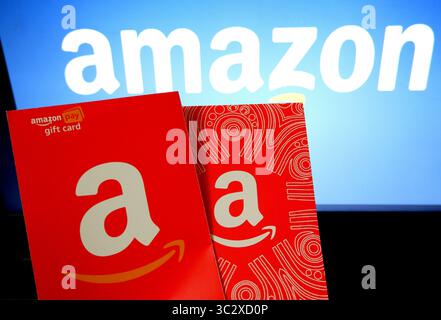 12 août 2019, Kolkata, Inde : Dans cette photo illustration une multinationale américaine technology company Amazon logo et cartes-cadeaux vu en cours d'affichage. (Crédit Image : © Avishek Das/SOPA des images à l'aide de Zuma sur le fil) Banque D'Images