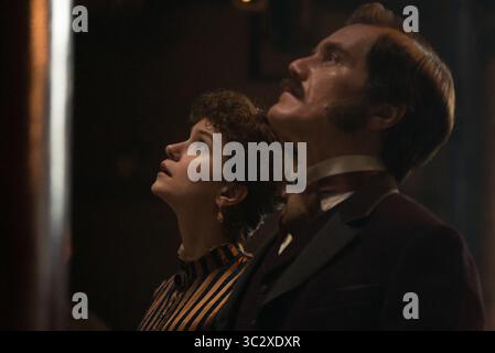 DATE DE SORTIE : 4 octobre 2019 TITRE : The Current War STUDIO : The Weinstein Company DIRECTOR : Alfonso Gomez-Rejon INTRIGUE : L'histoire dramatique de la course effrénée entre les géants de l'électricité Thomas Edison et George Westinghouse pour déterminer quel système électrique alimenterait le monde moderne. EN VEDETTE : TUPPENCE MIDDLETON dans le rôle de Mary Edison, MICHAEL SHANNON dans le rôle de George Westinghouse. (Crédit image : © The Weinstein Company/Entertainment Pictures/ZUMAPRESS.com) Banque D'Images