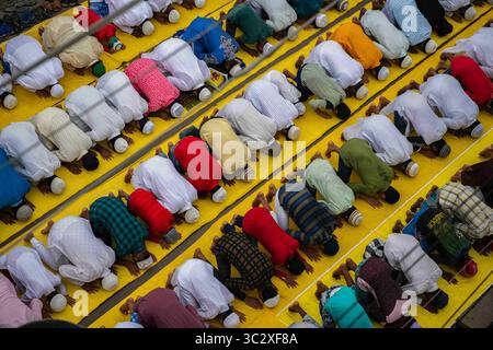 12 août 2019 : Kolkata, inde. 12 août 2019. Les musulmans prennent part à la prière du matin ou Namaz à l’occasion de l’Aïd al-Adha dans une mosquée de Kolkata. L’Aïd Al-Adha est une fête islamique qui marque la fin du pèlerinage annuel à la ville sainte de la Mecque (crédit image : © Sudip Maiti/IMAGESLIVE via ZUMA Wire) Banque D'Images