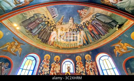 La superbe coupole peinte décorant l'intérieur de l'église orthodoxe de Saint Nektarios sur l'île d'Égine, en Grèce Banque D'Images