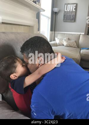 7 août 2019, Aurora, il, États-Unis : Marco Gomez, officier de police d'Aurora, maintenant en service léger alors qu'il récupérait des blessures qu'il a subies lors de la fusillade de Henry Pratt il y a six mois, dit qu'il a apprécié le temps supplémentaire qu'il peut passer avec sa famille, y compris son fils de 2 ans, mais qu'il est impatient de retourner dans la rue. (Crédit image : © TNS via ZUMA Wire) Banque D'Images