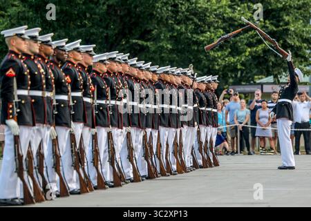 6 août 2019 - Washington, District of Columbia, États-Unis - les Marines avec le peloton de forage silencieux du corps des Marines des États-Unis exécutent leur séquence de longue ligne lors d'un Tuesday Sunset Parade au Lincoln Memorial, Washington, DC, le 6 août 2019. Le responsable hôte de la soirée était Maj. Gen. Matthew G. Glavy, commandant, U.S. Marine corps Forces Cyberspace Command, et Gen. Paul M. Nakasone, commandant, U.S. Cyber Command, et directeur, National Security Agency/Chief, central Security Service en tant qu'invité d'honneur. (Crédit image : © US Marines/ZUMA Wire/ZUMAPRESS.com) Banque D'Images