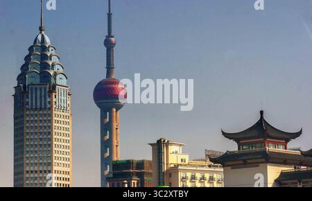 30 octobre 2006, Shanghai, Chine : un nouveau gratte-ciel, l'emblématique tour de radio et de télévision Oriental Pearl et un bâtiment traditionnel avec un toit d'angle courbé classique à Shanghai (crédit image : © Arnold Drapkin/ZUMA Wire) Banque D'Images