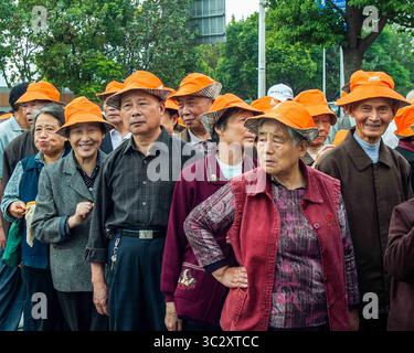 30 octobre 2006, Shanghai, Chine : un groupe de touristes chinois à Shanghai portent des chapeaux Burberry orange. (Crédit image : © Arnold Drapkin/ZUMA Wire) Banque D'Images