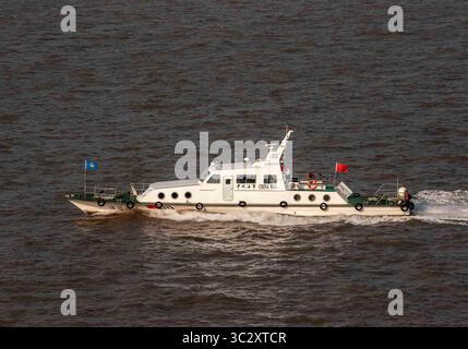 30 octobre 2006, Shanghai, Chine : un bateau chinois MSA (maritime Safety Administration) patrouille le port de Shanghai. (Crédit image : © Arnold Drapkin/ZUMA Wire) Banque D'Images