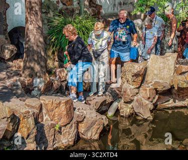 30 octobre 2006, Shanghai, Chine : touristes dans le jardin Yu Yuan, un vaste jardin chinois à l'architecture chinoise classique dans le nord-est de la vieille ville, et un lieu touristique traditionnel à Shanghai. (Crédit image : © Arnold Drapkin/ZUMA Wire) Banque D'Images