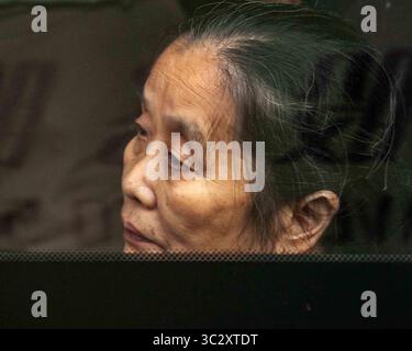 30 octobre 2006, Shanghai, Chine : portrait d'une femme âgée photographiée à travers la fenêtre d'un bus à Shanghai. (Crédit image : © Arnold Drapkin/ZUMA Wire) Banque D'Images
